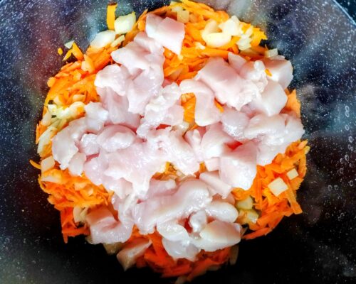 Puneti fileul de pui in cratita