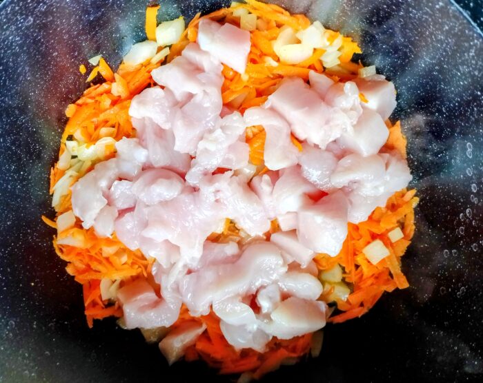 Puneti fileul de pui in cratita