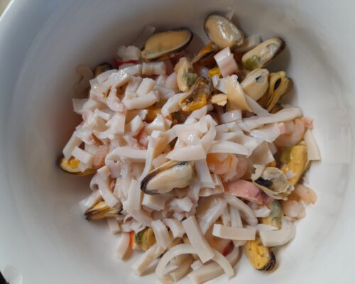 puneti fructele de mare pregatite intr-un bol