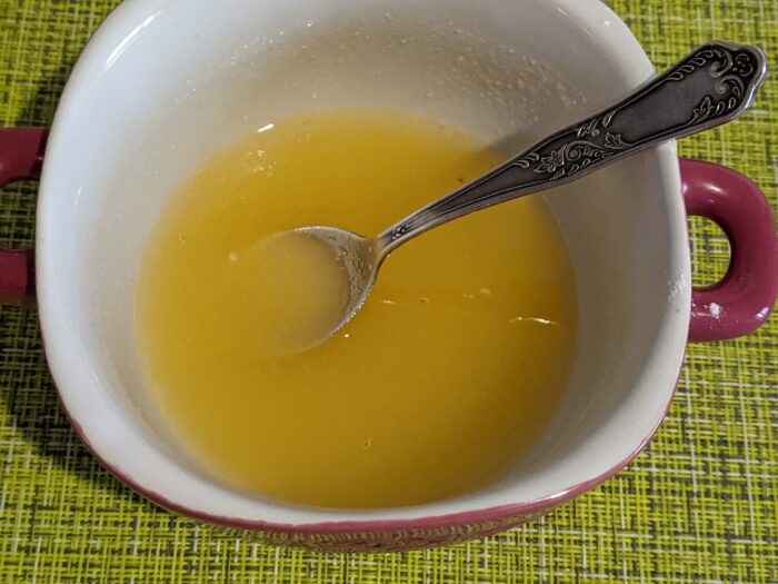 Prepare the glaze for the cake