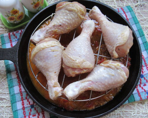 На ней раскладываем замаринованные куриные ножки