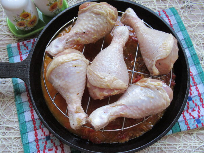 На ней раскладываем замаринованные куриные ножки