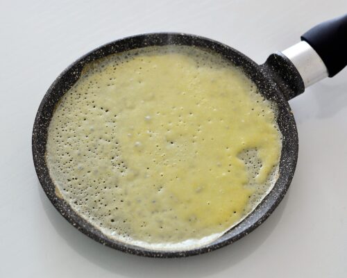 На хорошо прогретую сковороду наливаем порцию теста