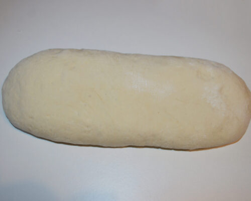 Transférer la pâte sur la table saupoudrée d’un peu de farine