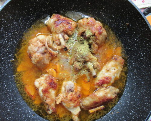 вольем в сковороду стакана полтора горячего бульона