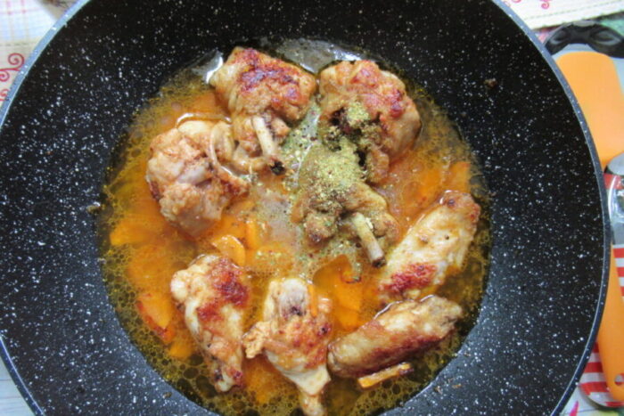 вольем в сковороду стакана полтора горячего бульона