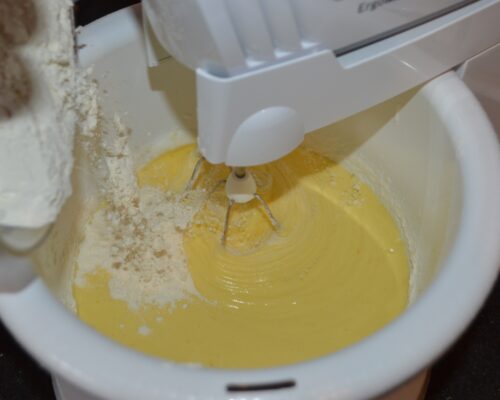 Mix the flour with the baking powder