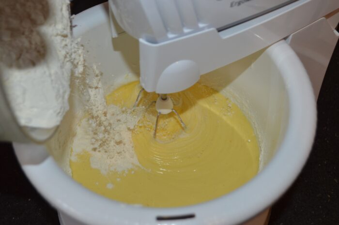 Mix the flour with the baking powder