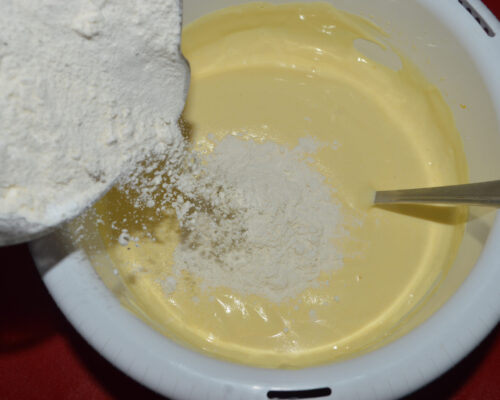 Verser progressivement le mélange en remuant