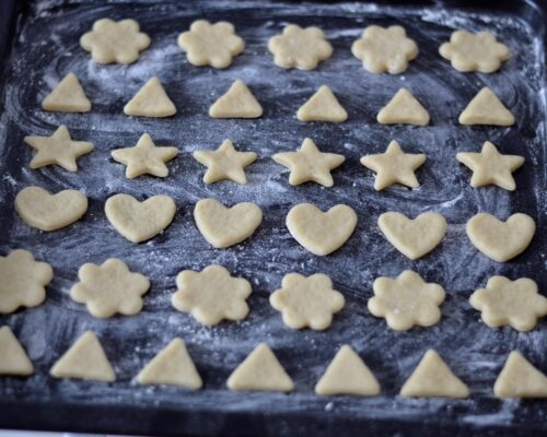 Place the biscuits on a floured baking tray