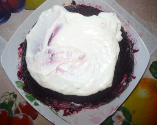 «Свекольную шапку» промазываем майонезом