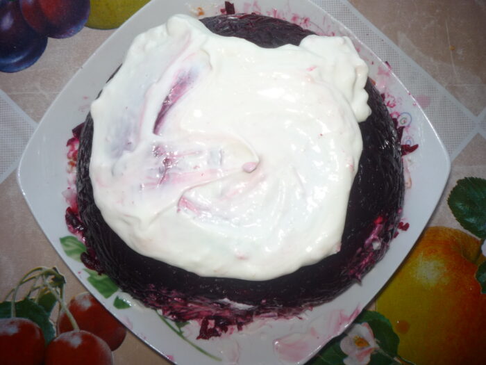 «Свекольную шапку» промазываем майонезом