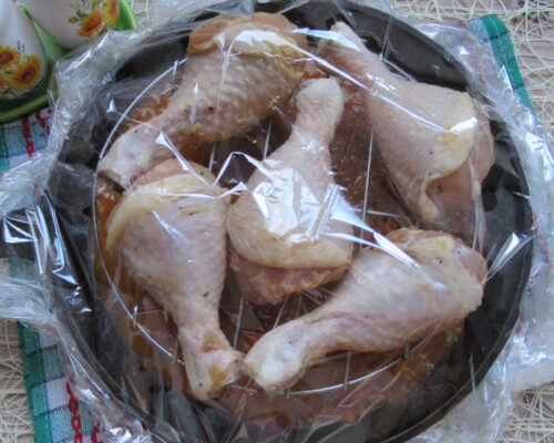 Упаковываем всю конструкцию в целлофановый рукав