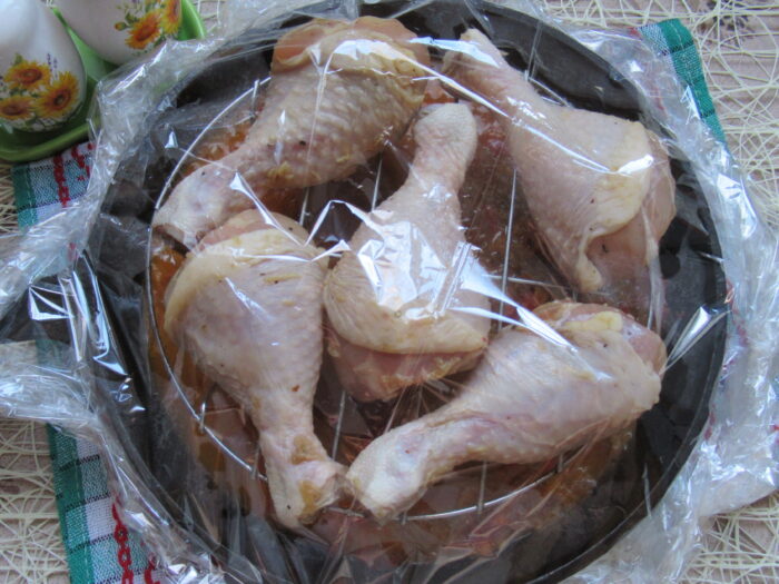 Упаковываем всю конструкцию в целлофановый рукав