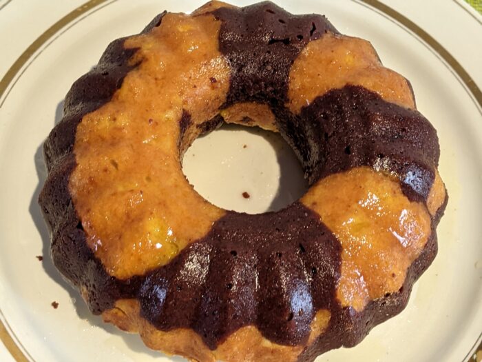 The loaf cake can be decorated with chocolate