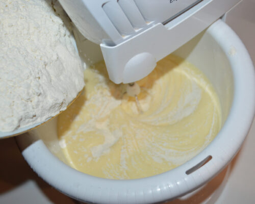 Ajoutez progressivement la farine