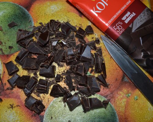 Hacher finement 80 % d’un chocolat noir entier