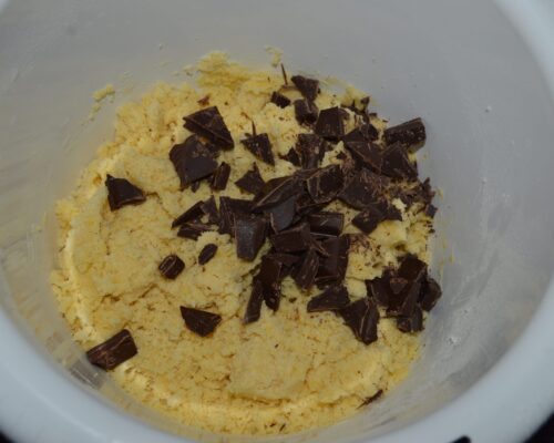 Ajoutez le chocolat au mélange