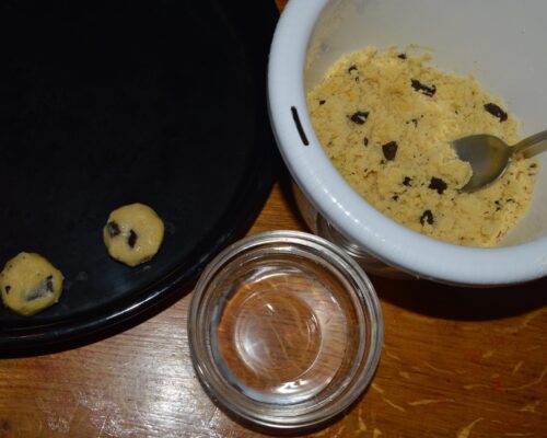 Verser un peu d’eau dans un plat creux
