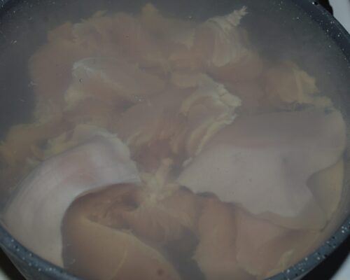 Coupez le blanc de poulet en morceaux de taille moyenne et mettez-le sur le feu