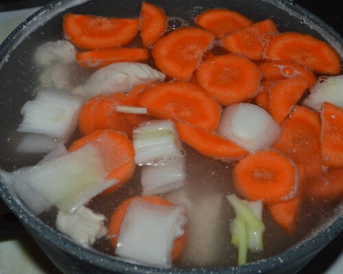 Ajoutez l’oignon et la carotte