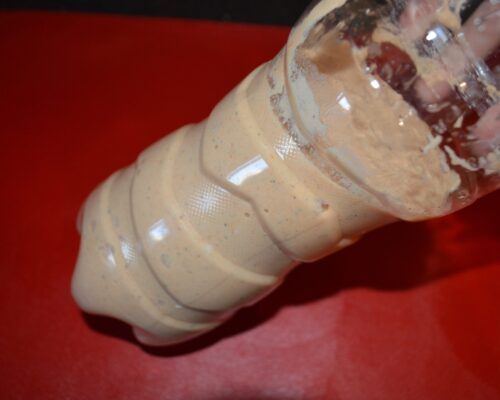 Verser ensuite le mélange dans le récipient