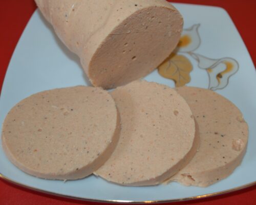 Tranchez et servez le salami naturel fait maison