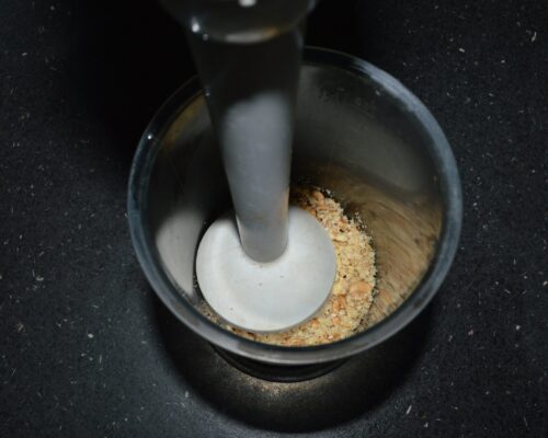 Pressez les cerneaux de noix avec le mixeur