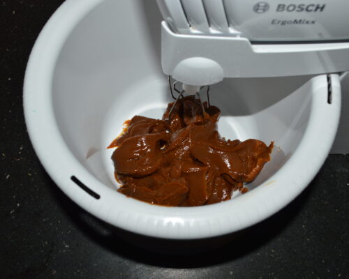 Versez le lait concentré bouilli dans un bol