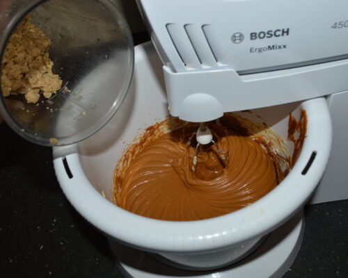 Ajoutez les noix dans le bol