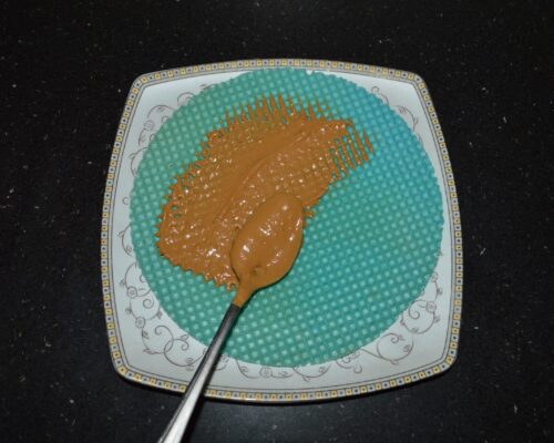 Placez une gaufre sur une assiette