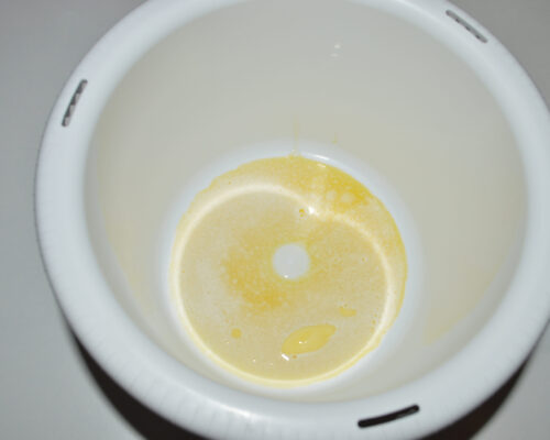 Verser le beurre fondu dans un grand bol