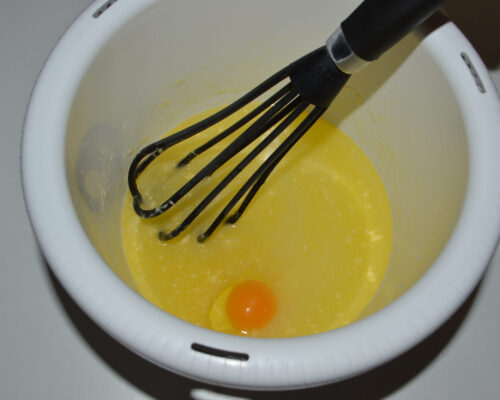 Mélanger à l’aide d’un fouet, puis ajouter un œuf