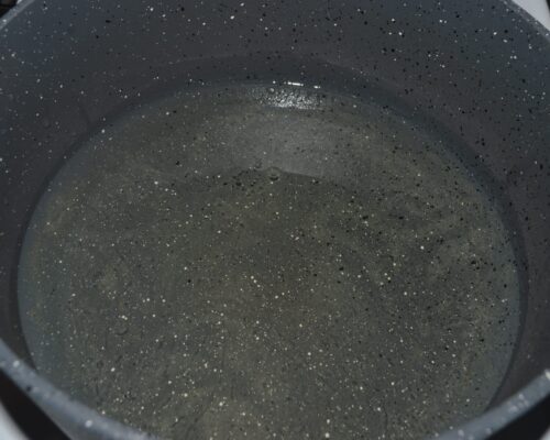 Verser une bonne quantité d’huile dans une casserole