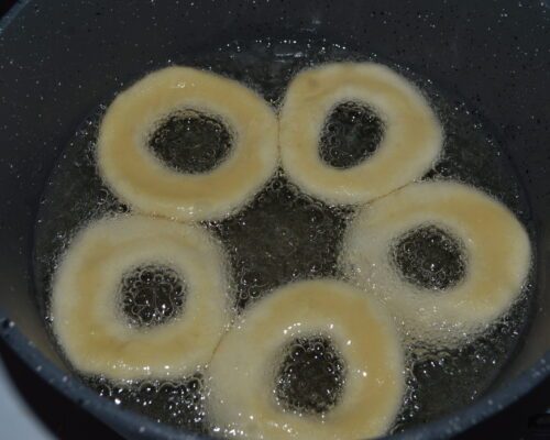 Déposer les beignets dans l’huile et les faire frire à feu vif