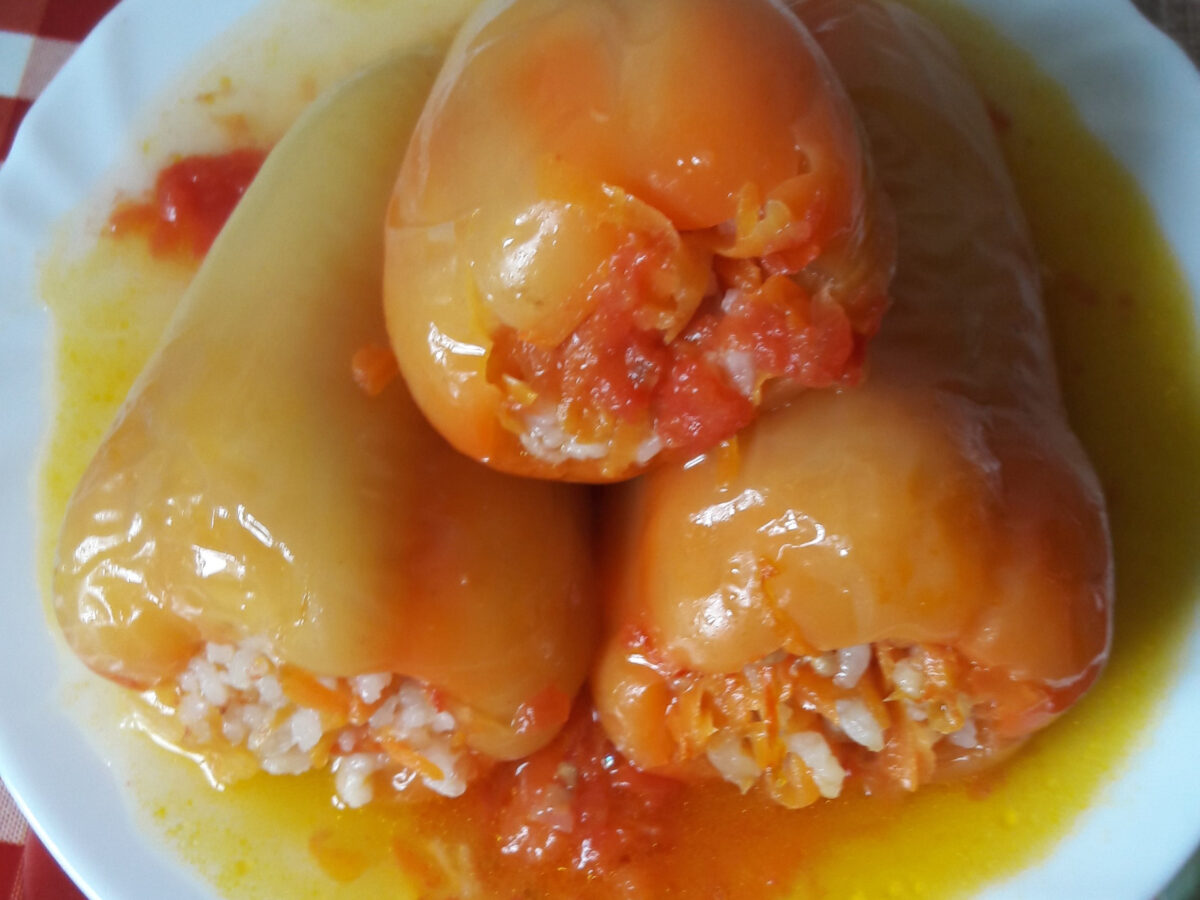 Фаршированные перцы с рисом и овощами фото