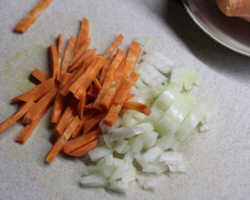 измельчить соломкой очищенную морковь
