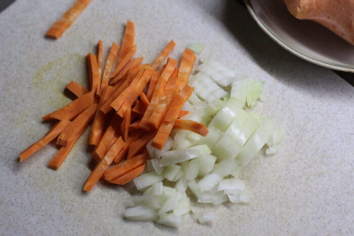 измельчить соломкой очищенную морковь
