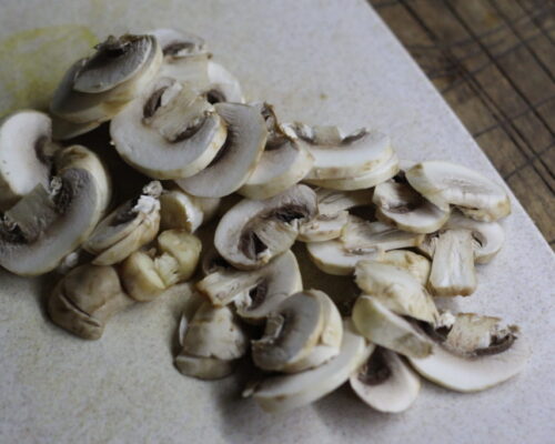 Нарезать шампиньоны