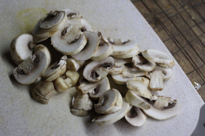 Нарезать шампиньоны