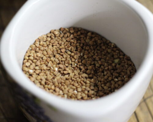 Всыпать промытую гречку