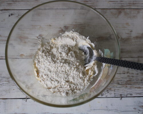 Всыпаем сыпучие, муку