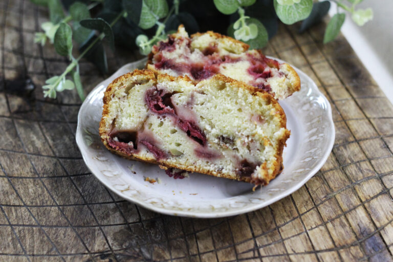 Кекс с клубникой и шоколадом