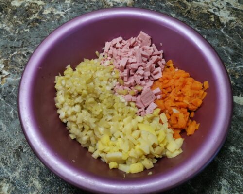 Мелкими кубиками нарезаем картофель