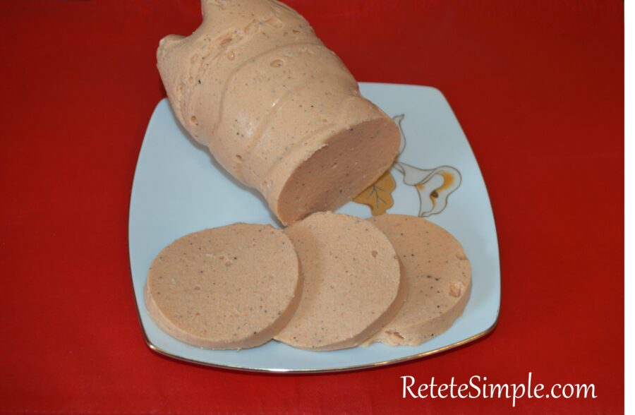 Le salami au poulet fait maison en bouteille