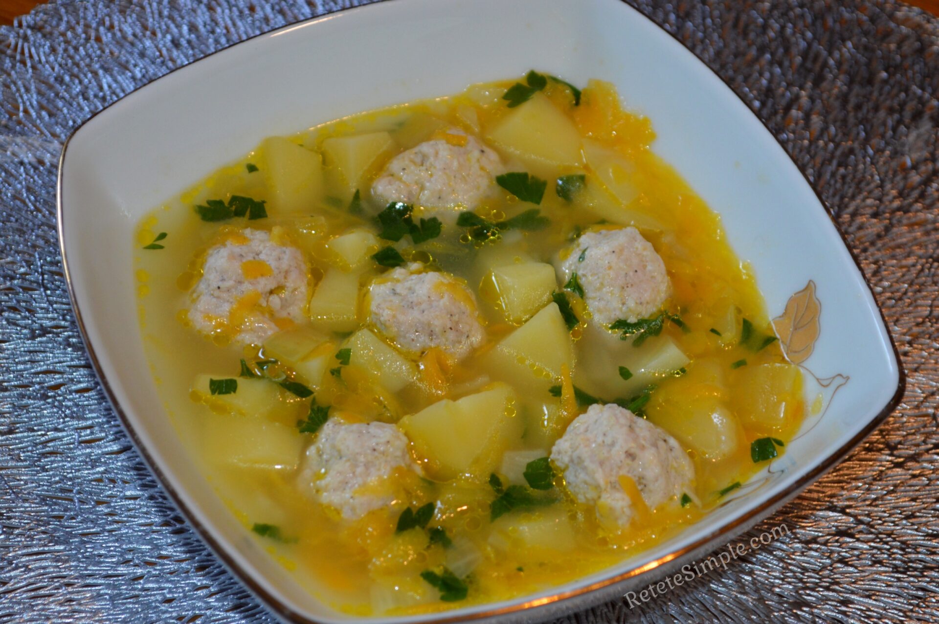 Mancare de cartofi cu chiftelute la tigaie