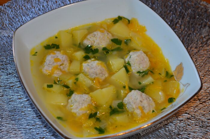 Mancare de cartofi cu chiftelute la tigaie