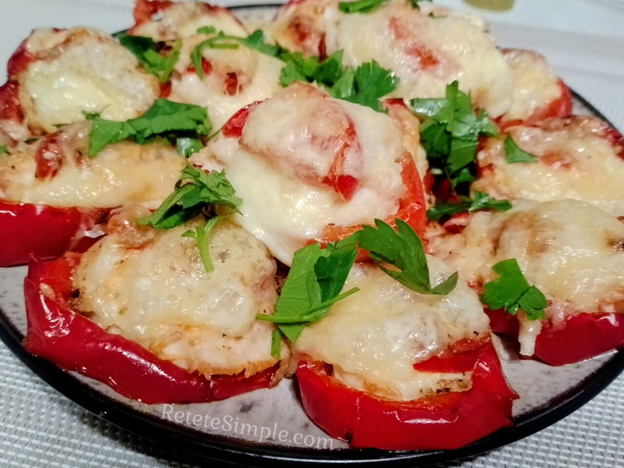 Medalioane din ardei cu carne tocata si cascaval poza