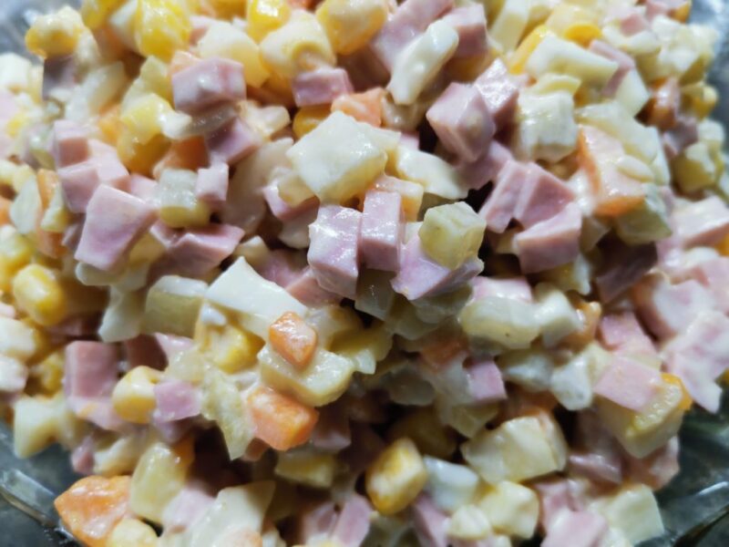 Оливье с кукурузой