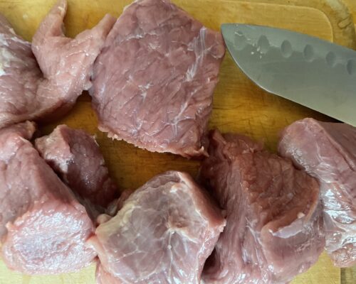 Нарезать телятину